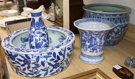 Five modern Chinese blue and white pots